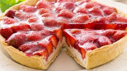 Дачный пирог из клубники: вкус лета в каждом кусочке - Беккер Дачный пирог из клубники: вкус лета в каждом кусочке