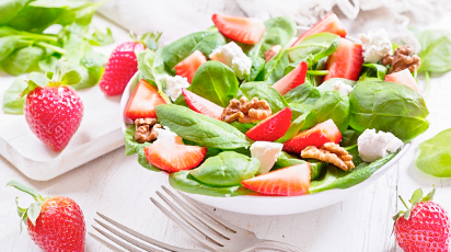 Летний салат со шпинатом и клубникой
